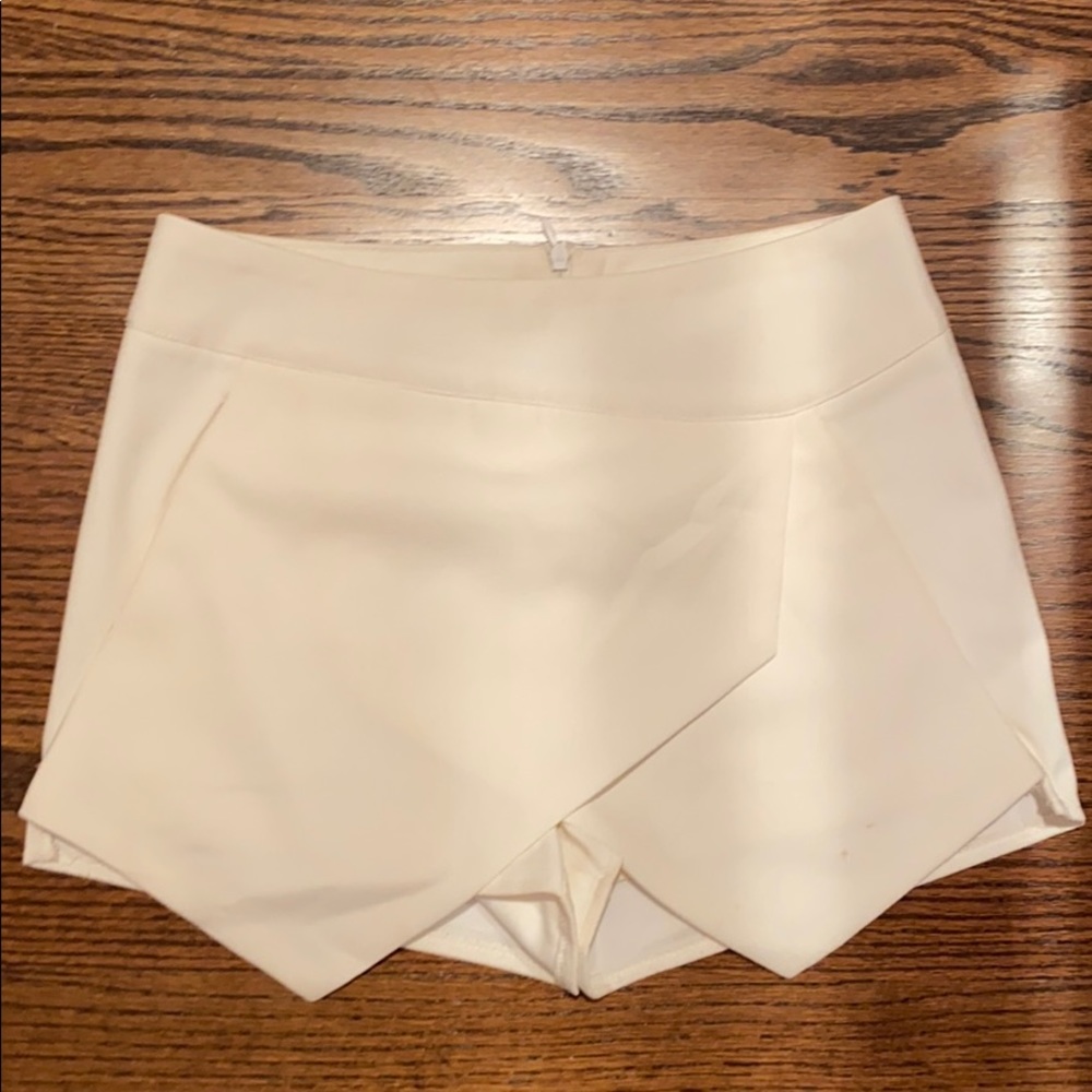 RUMOR cream envelope skort